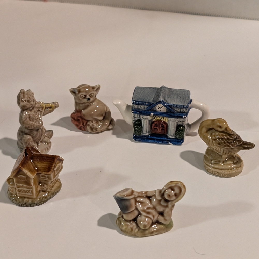 6 Vintage Wade Red Rose Tea Ceramic Animal Figurine.